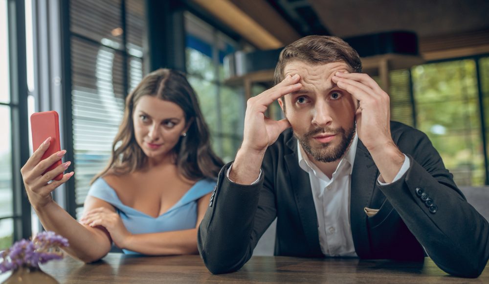 Cum reacționează bărbații când femeile se simt frustrate: dinamici și soluții